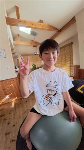 レオ| 未来の一流騎手🏇 on Instagram: "バランスボールやバランスボードを使った 体幹トレーニング✨ 継続した練習で今では体幹がさらに強くなり、 バランスも安定してきました😆 騎手になるという夢に向かって 乗馬やトレーニングを頑張っています🌈 ⁡ 最近は筋力も大きく向上し、身体つきが一段と逞しくなってきました👍🏇 これからも夢を叶えるために、全力で突き進んでいきます🔥 ⁡ いつも応援ありがとうございます😊 これからも全力で頑張ります💪 ⁡ Using the balance ball and balance board for core training With consistent practice, his core has become even stronger, and his balance is much more stable now He keeps working hard in riding and training as he chases his dream of becoming a jockey ⁡ Recently, hi