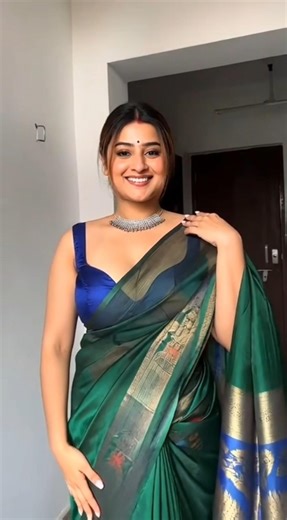 Front Camera Didn’t Expect This Saree Moment