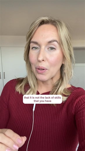 ‘Why are my hairstyles still showing frizz? I tried everything!’ I hear this all the time from bridal hairstylists wanting to provide the best frizz free clean hairstyles for their brides. When I started as a bridal stylist, frizz used to haunt me too. I would scroll Instagram for hours, wondering how other stylists got those smooth, polished finishes while mine frizzed halfway through photos. It made me doubt my skills — even though I knew I could style well. Everything changed when I finally u