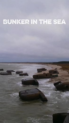 ATLANTIKWALL-BUNKER IN DÄNEMARK – VOM MEER VERSCHLUNGEN Entlang der dänischen Nordseeküste stehen die alten Bunker des Atlantikwalls – oder das, was von ihnen übrig ist. Viele dieser massiven Anlagen wurden im Zweiten Weltkrieg direkt in die Dünen gebaut. Heute holt sich das Meer zurück, was einmal Festung war: 👉 Bunker kippen, brechen auseinander und liegen halb im Wasser – ein eindrucksvolles Zeichen, wie mächtig die Natur ist. Hier treffen Geschichte und Naturgewalt aufeinander wie kaum an e