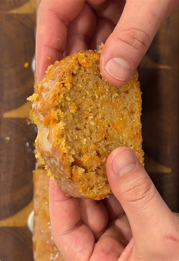 Този кекс ми е един от любимите, защото е доста лесен, а вкусът му е уникален. 🙂 Рецепта: Яйца - 3 бр Захар - 200 гр Олио - 120 мл Моркови - 250 гр Брашно - 200 гр Царевично нишесте - 50 гр Бакпулвер - 10 гр Канела - 5 гр Ванилия - 1 ампула Щипка сол* За заливката(не е задължителна): 80 гр - бял шоколад 50 мл - сладкарска сметана Важно !!! Преди да залеете кекса със заливката, той трябва да е изстинал добре, тя също. Оставете ги за около час на стайна температура, разбъркайте заливката преди да