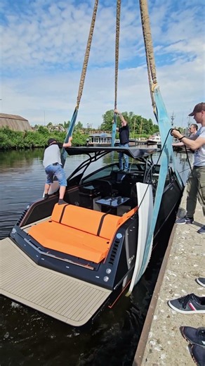 Спуск катера Nobilis 858 на воду