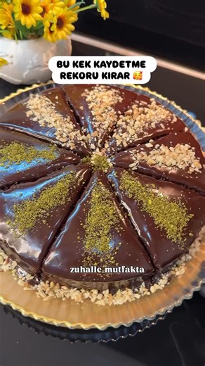 Kek Tarifleri on Instagram: "@zuhalle_mutfakta Keki için 3 yumurta oda sıcaklığında 1 su bardağı şeker 1 su bardağı sıvı yağ 1 su bardağı süt 1 paket kabartma tozu 1 paket vanilya 3 yemek kaşığı kakao Yaklaşık 2.5 su bardağı un Su bardağı ölçüm 200 ml Üzeri için 100 ml krema 4 yemek kaşığı sürülebilir çikolata 3 yemek kaşığı sıvı yağ 🌺Çikolatayı benmari usulü eritin sıvı yağı ekleyip karıştırın. 🌺Tavaya kremayı alın kaynama noktasına gelince ocaktan alın (sakın ka