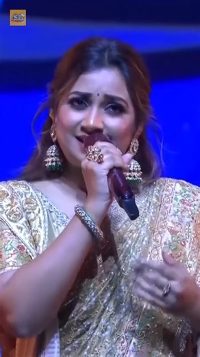 FactsKnowFun on Instagram: "Who Sang Better "Apsara Aali"? | Shreya Ghoshal | Bela Shende @ShreyaGhoshalOfficial Ye video hai Shreya Ghoshal vs Bela Shende – Apsara Ali Live Performance Comparison par Apsara Ali ek most popular Marathi song hai jise original me Bela Shinde ne gaya, aur baad me Shreya Ghoshal ne ise apni soulful awaaz me live perform kiya. Dono performances apni jagah kamaal ki hain, lekin sawaal ye hai — kisne song ki feel, sur aur emotion ko zyada achhe se live capture kiya? ke