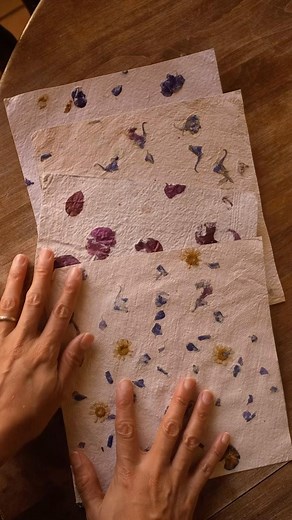 Sibia Torres Padilla | DIYs on Instagram: "Last week I shared this floral paper in my stories and I planned on sharing what I was going to make from it but I quickly realized more people were interested in the process. This is very similar to the seed paper tutorial I have shared before. Here’s how: Start by soaking pieces of paper in a jar of water After 2+ hours add it to you blender and blend until a pulp forms Get a bucket or large container and fill it 2/3 of the way with water Add your pul