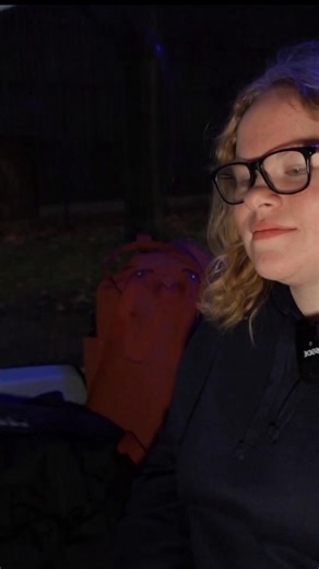 Warum auch ein Linienbus auf dem Land Verspätung haben kann! Viele Fahrgäste wundern sich, wenn ein Bus auf einer ländlichen Strecke nicht pünktlich ist. Oft wird dabei übersehen: Dieser Bus kommt nicht „aus dem Nichts“. In vielen Fällen war er zuvor im Stadtverkehr unterwegs. Stau, hohes Fahrgastaufkommen, Baustellen oder kurzfristige Verkehrsbehinderungen in der Stadt wirken sich direkt auf den weiteren Umlauf aus. Die Verspätung fährt sozusagen mit. Ein weiterer verbreiteter Irrtum: Viele Men
