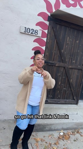 Taylor, our Community Outreach Specialist, has been busy connecting with the community — and sharing some exciting news! 🎉 She’s spreading the word about everything happening at House of Class Bartender School this holiday season — from private event bookings to our Bestie Special Bartender Class for Two ($625)! 🍸 ✨ Plus, don’t miss our festive Friendsgiving Mix & Paint — the perfect way to sip, mix, and create with friends this season! 🎨💫 🎥 Watch the video to hear all about it, then tap th