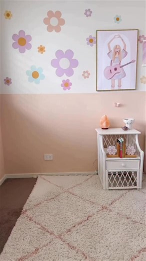 POV: you just got your first big girl desk 🥺✨ Last year we got Ella her very first big girl desk for her 8th birthday and honestly… it’s still the most used piece of furniture in her room 🤍Drawing, crafting, using her drawing books, little notes, it’s where so much creativity happens. Her room is on the smaller side, so we needed something compact that didn’t make the space feel cluttered, and this one was perfect 🙌 Simple, practical, and still really sweet. Desk is from @hipkidspics 🤍 Like 