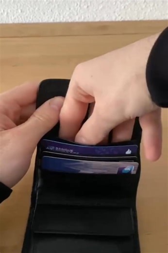 Tu savais qu’on peut te voler ton argent sans même te toucher ? Un simple appareil suffit à scanner ta carte à ton insu… Mais avec le portefeuille Blocarte, finis les risques : sa technologie RFID bloque tous les signaux sans contact En plus d’être ultra-sécurisé, il est compact, élégant et pratique. Un clic, et toutes tes cartes sortent instantanément grâce à son système pop-up ingénieux Protège ton argent, simplifie ton quotidien avec Blocarte. | Blocarte