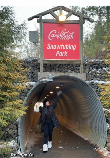 📍 Camelback Resort es el resort ideal en los Poconos, Pennsylvania, donde puedes esquiar, hacer snow tubing y entrar a un waterpark indoor el mismo día ❄️💦. Perfecto para familias, parejas y escapadas de fin de semana, con Aquatopia Indoor Waterpark incluido, pistas de ski y snowboard, tubing, zip lines, mountain coaster, restaurantes y habitaciones familiares sin salir del resort 🏔️✨. Si buscas qué hacer en los Poconos, resort familiar en Pennsylvania, viaje con niños, waterpark indoor, niev