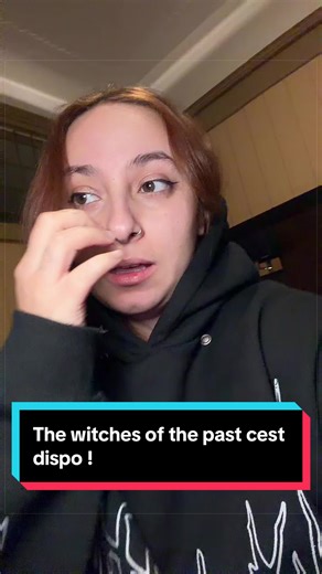 THE WITCHES OF THE PAST En dédicace à LA FNAC d’Aix en Provence le 7 mars de 16h à 18h À momie romance Lyon le 14 mars de 16h à 18h30 À Fox garden libraire à Paris le 21 mars de 14h à 16h Et si vos rêves vous ramenaient à une époque où être une femme pouvait vous coûter la vie ? Depuis quelques temps, toutes les nuits, Anastasia rêve d’une femme différente. Toujours en 1692, pendant les procès des sorcières de Salem. Des visages qu’elle ne connaît pas, les flammes d’un bûcher où elle se trouve r