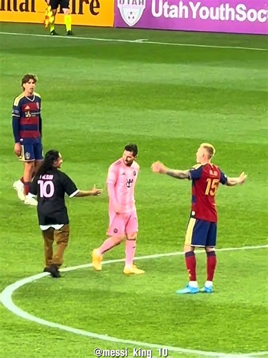 Fans Nekat Terobos Lapangan Demi Bertemu Lionel Messi