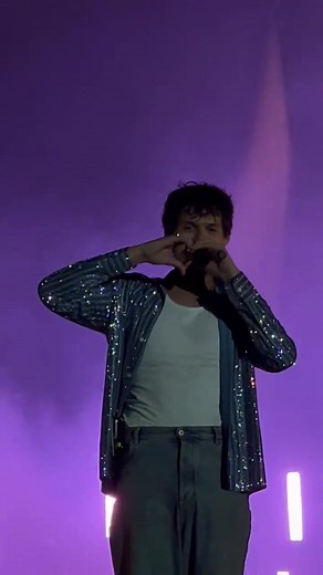 Omar Apollo Performing 'Endlessly' Live in Argentina