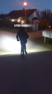 🔦 NU FRÅN 199:- NITEGEAR RIDER CYKELLAMPA ✅ Letar du efter den ultimata prisvärda cykellampan för både starkt ljus och trygghet på vägen? 🔦 Nitegear Rider LED serien är svaret! 🙌 PRO med hela 3250 lumen och fyra ljuslägen (halvljus, helljus, halv helljus, blink-läge), ser du till att du både syns och ser i alla förhållanden! 👀✨ ⚡️ Viktiga egenskaper: • 3250 lumen – Maximal synlighet i mörkret 🌌 • Upp till 3,5 timmar batteritid 🔋 på kombinerat HALV HEL ljus-läge 🚴‍♂️ • Laddningsindikator –
