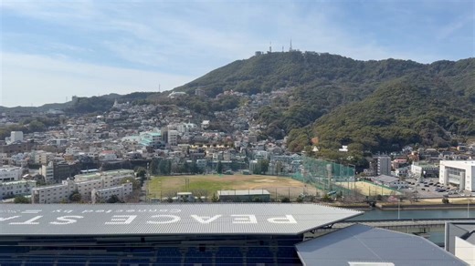 ／【4/5清水エスパルス戦】も開放！試合日限定スカイビューキッチン＼4/5(日)のホームゲームでも、試合日限定で普段は立ち入ることのできないホテルエリアを特別開放いたします。今節よりメニューを一新いたしました！■メニュー：長崎和牛しぐれ丼(食後のドリンク付き)職人が約10時間かけ丹念に炊き上げた、長崎和牛の特製しぐれ丼。100年以上続く老舗醤油で肉の旨みを最大限に引き出し、茶碗蒸しから甘味まで楽しめる贅沢なひとときです。■日時：4/5(日)清水エスパルス戦【時間】10:00-14:00※バルコニーのご利用は試合開始前（13:00）まで可能です。試合観戦はできません。■ 場所：スタジアムシティホテル長崎 14F JAPANESE DINING 洵 価格：3,000円（税サ込）▼ 事前予約はこちらhttps://t.co/8buBwemZNG※受付：2F フードホール内ホテル入口（ご精算後、スタッフがホテル14Fへご案内いたします） ※お席に限りがあるため、満席の場合がございます。お早めのご予約がおすすめです。皆様のご来店を心よりお待ち申し上げております。#スタジアムシティホテル長崎 #長