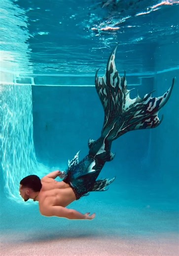 I don’t swim fast. I let you watch. 💦 Cut by cut. Glance by glance. Every frame pulling you closer. This isn’t a reel — it’s a slow tease in water and skin. Blink and you miss it. Stay… and you’ll want more. 🌊 Tell me which moment made you stop scrolling. Follow before I disappear beneath the surface. 🧜‍♂️🖤 @Merbella Studios