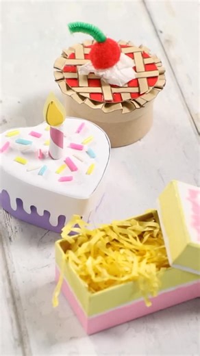 19 reactions | We LOVE these mini box bakes  不 Turn tiny kraft boxes into the cutest little cakes and pies you’ve ever seen! Craft your own birthday cake with colorful scoubidous as icing swirls and finish your mini pie with a pom-pom cherry  Perfect for dollhouses, party decor, or just-for-fun DIY magic. Let’s get baking - no oven required! ✨ #BakerRoss #crafts #diycrafts #minifood #handmadegifts | Baker Ross | Facebook