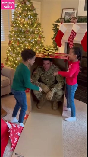 Sorpresa Navideña Emocional! ¡Los niños abren un regalo y encuentran a su papá en casa para Navidad! #fblifestyle #AI Generated using Kling AI . . . (Sólo con fines de entretenimiento. Consulte a profesionales si se presentan orientaciones sobre actividades. Si se muestra alguna marca, no implica ninguna afiliación. Si se inspiran en hechos reales, pueden incluirse adaptaciones creativas. El contenido puede incluir imágenes públicas.) | Amo a los animales