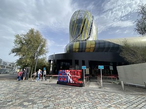 Bordeaux : la Cité du vin devient égérie-monument de la campagne gouvernementale « Make It Iconic. Choose France »