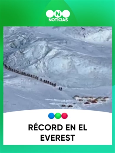 🏔️ JORNADA HISTÓRICA 👉🏻 El Monte Everest vivió una jornada histórica este miércoles, cuando un total de 274 personas alcanzaron la cima desde la cara sur ubicada en Nepal, estableciendo así un nuevo récord de ascensos en un solo día. Entre quienes lograron llegar a los 8.850 metros estuvieron tanto montañistas extranjeros como guías sherpas nepalíes. 🎖️ La cifra superó ampliamente la marca anterior de 223 ascensos registrada en mayo de 2019. Desde la Asociación de Operadores de Expediciones 
