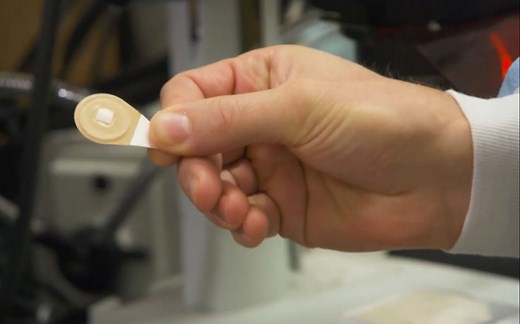 疫苗也能做成“创可贴”,贴在手臂就完成注射,以后不用打针了