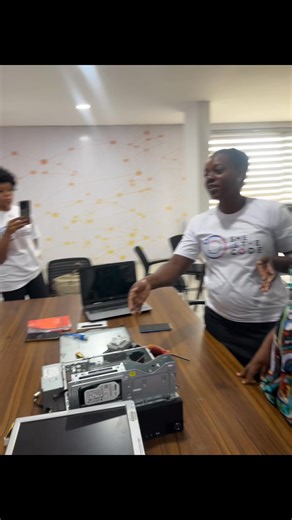 Grâce à notre session pratique de démontage et remontage d’ordinateur, vous apprenez à diagnostiquer et résoudre vous-même les problèmes les plus courants.Ne restez plus bloqué en attendant un technicien ! Gagnez en autonomie, en réactivité et en efficacité au quotidien — que ce soit sur votre PC, votre site web ou votre smartphone. Sheisthecode | Sheisthecode