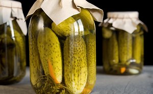 5 receitas de pepino em conserva para usar em sanduíches e saladas