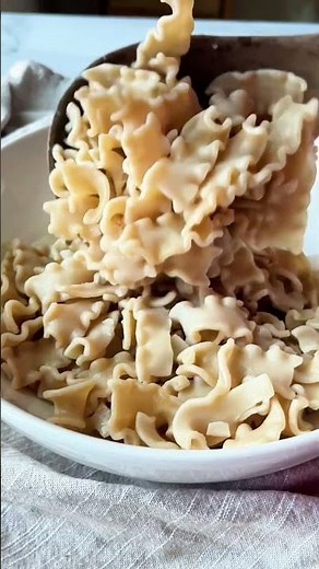 Share this Perfect Fall Warm Noodle Salad with someone who loves delicious healthy recipes! 🧡