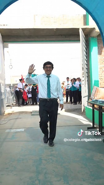 Ser docente no es solo una profesión, es una vocación que se fortalece con los años 👩‍🏫📚 Los docentes con experiencia llevan en cada clase historias, aprendizajes y la pasión de formar nuevas generaciones. Gracias por su paciencia, su sabiduría y por nunca dejar de creer en sus estudiantes. ✨ #Docentes #VocaciónDocente #Maestros #Educación #RespetoAlMaestro #AprenderSiempre #trujilloperu