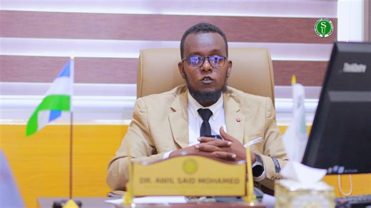 🎓 Fariin Hambalyo & Soo Dhaweyn Guddoomiyaha Jaamacadda Sahal University – Bosaso, Dr. Awil Said Mohamed, waxa uu hambalyo iyo duco u dirayaa dhammaan ardayda ku guuleysatay imtixaanka shahaadiga ah ee Dowlada Puntland. Dr. Awil waxa uu sidoo kale soo dhaweyn diirran u diray ardayda cusub ee ku soo biiraysa Sahal University sanad-dhigsiyeedka 2025–2026, isagoo xusay fursadaha waxbarasho ee jaamacaddu u diyaarisay qeybaha kala duwan ee culuumta caafimaadka, maamulka iyo dhaqaalaha, iyo tiknoolaj