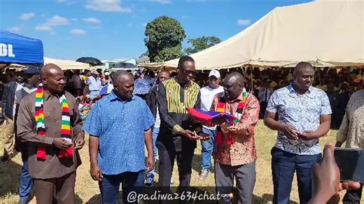 MAMBO CHIKWANDA VAGADZWA ZVIRIPA MUTEMO MASVINGO NORTH Mhemberero huru Yekugadzwa kwaMambo *Chikwanda* yakaitirwa paChikwanda Secondary School, mudunhu reMasvingo North, ichipupurirwa nevanhu vakawanda, vatungamiri vechivanhu, vakuru veHurumende pamwe nehutungamiri hwebato mukuratidza kubatana nekuremekedza tsika nemagariro. Mhemberero iyi Yakatungamirwa neGurukota rezveLocal Government and Public Works, *Daniel Garwe* vari muenzi mukuru. Vakaperekedzwa naGurukota reNyika reMasvingo Province, Ez