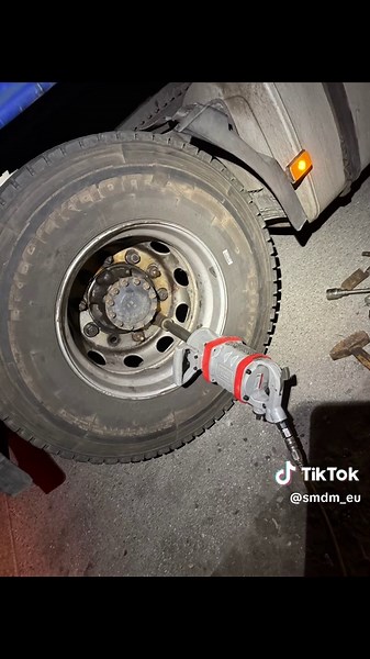 2 serwisy mobilne odmówiły pomocy 🫣 kazali stać na autostradzie do rana aż sklepy otworzą 😂 😂😂😂😂 my sklep mamy ze sobą ogarnięte przy okazji 😉 zapiszcie sobie nr u nas cuda od ręki 😉 #wulkanizacjamobilnamachala #oporowicałodobowo