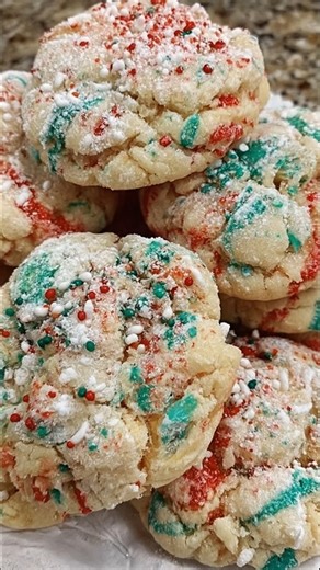 If you’re looking for the perfect melt-in-your-mouth Christmas cookies that are super easy to make, you’ve stumbled upon the perfect recipe. Full recipe 👇 💬 | Recipes For Family