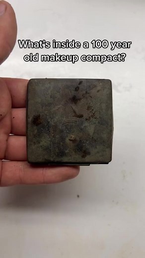 100 year old makeup compact #makup #women #history #vintage #old #makeuptutorial #makeupartist #makeuph | The Golden Hour