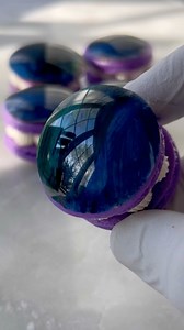 The shiniest macarons ever ✨ - I called them mirror macarons. #mirrormacarons #chocolate #tempering #shiny #macarons #frenchmacarons #macaron #macaronlover #patisserie #pastry | Fred Csibi-Levin