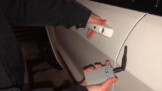 Hacker uses 'keyless repeater' device to unlock Jeep