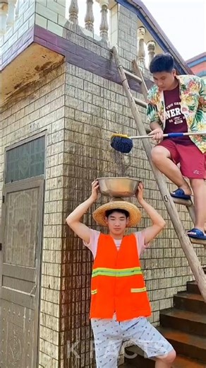 ऐसे खड़े रहना पूरी दीवार साफ करनी हैं 😍🤩