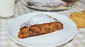 Bizcocho de Galletas María con Trozos de Chocolate con Leche 💛😋 Ingredientes: 200 gr de galletas María 50 gr de azúcar 3 huevos talla M 100 gr de mantequilla 150 gr de chocolate con leche 1 sobre de polvo para hornear (levadura en polvo) Azúcar glas #bizcocho #galletas #chocolate | Platos Fáciles con Tamara