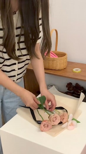 13K views · 156 reactions | Small Bouquet Making Tutorial #flowerarrangement #makingbouquets #diybouquet #flowerbouquet | FloralSupplies.com | Facebook