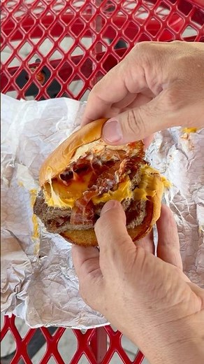 Best Burger Challenge # 13 // The Wendy’s Baconator