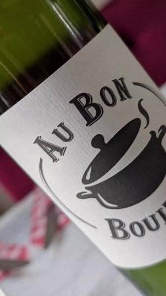 ☀️ Découvrez la cuvée 2022 Au Bon Bouillon Blanc ! Un Sauvignon Blanc frais et fruité, parfait pour les journées ensoleillées. Lequel de ces accords mets préfères-tu : huîtres, saumon ou fromage de chèvre ? #aubonbouillon #sauvignonblanc #vinblanc #degustation #vinfrancais #comtetolosan #vindujour #pourtoi #fyp #agen