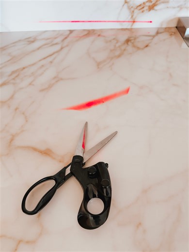 These laser-guided scissors project a straight red line so you can actually cut fabric, wrapping paper, or cardstock straight the first time. Weirdly satisfying, oddly useful, and now I’m questioning why regular scissors never tried harder.