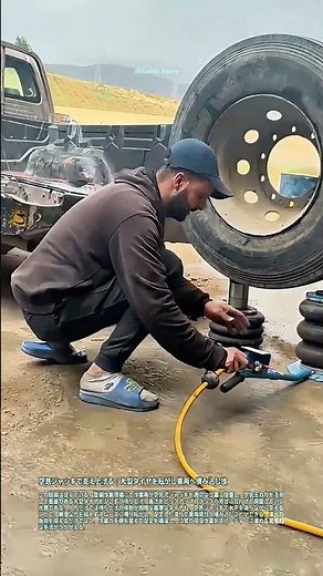 空気ジャッキで支え上げる：大型タイヤを転がし車両へ積み込む技