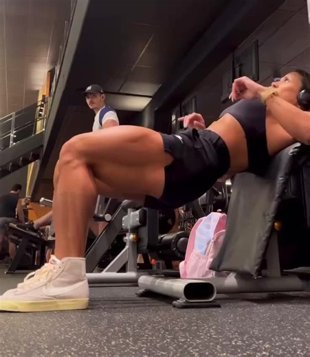Beauty and The Fit (@thebeautyandthefit)’s video of how to flex your leg
