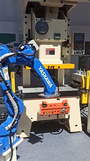 robotic manipulator/ loading unloading of parts into the work area