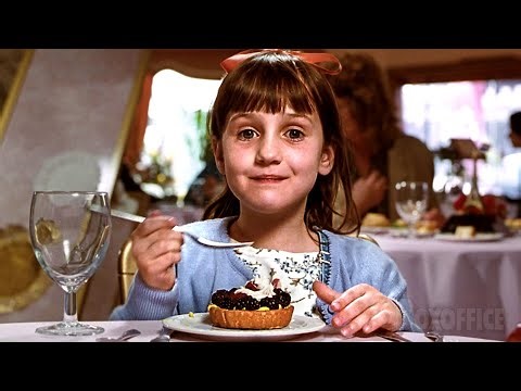 Matilda le hace una broma pegajosa a su padre corrupto | Matilda | Clip en Español