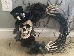 This SKELETON WREATH is so cool! What do you think? Get one from M&M Wreaths here (affiliate) --> http://rstyle.me/n/cqzhtfb5zc7 Find this & Over 40 of the Best Halloween Decorating ideas here...http://bit.ly/2cO1JXg . | Kitchen Crafty Fun