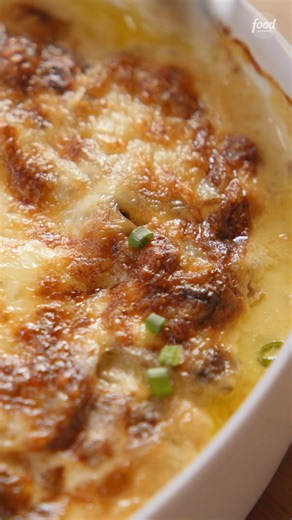 Just when you thought scalloped potatoes were already perfect, Ree adds crispy bacon and caramelized onions to double-down on the deliciousness 🤤🥓🔥 Get more recipes from The Pioneer Woman - Ree Drummond, Saturdays at 10a|9c and stream on Max: https://streamonm.ax/49k0byb! #StreamOnMax Get the recipe: https://foodtv.com/4gCIrS7 | Food Network