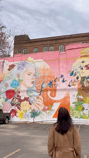 📝🎨 Hot Springs has beautiful sights to see around every corner, from the architectural wonder that is Bathhouse Row to our breathtaking botanical gardens at Garvan Woodland Gardens, and even bright bursts of color painted throughout the Spa City! The Hot Springs Mural Tour makes the #HotSpringsBucketlist, with 18 murals on display that can be enjoyed by bike, car, or foot. Larger than life murals by Danae Brissonnet, Pepe Gaka, Camille Walala, and more can be found in Hot Springs - follow the 