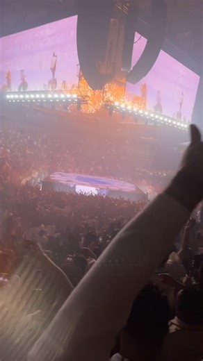 solo drake trip & i don’t regret a thinggg #drakeconcert #itsallablurtour #drake #IAAB #seattlewa #drakeconcert2023